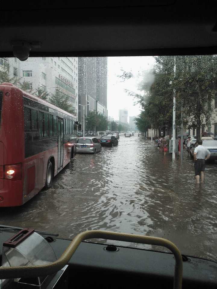大连暴雨，街道积水成河，城市如何应对自然之力