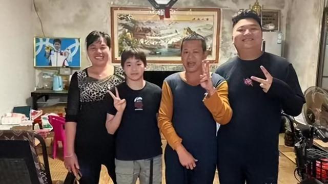 全红婵父亲在家门口请游客吃月饼