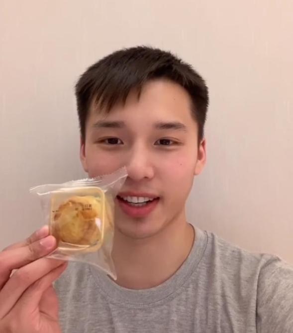 全红婵父亲在家门口请游客吃月饼